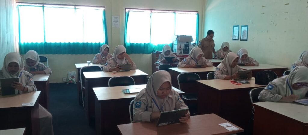 SMKN1 SAWAHLUNTO MENYELENGGARAKAN ASESMEN AKHIR SEKOLAH BERBASIS CBT DAN TABLET